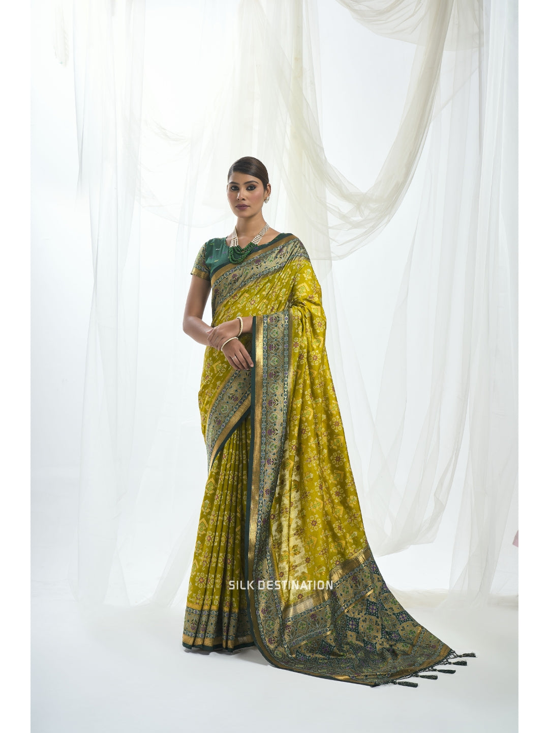 Sonakshi Saree: Bright Green with Godly Green Pallu | Dual Tone, double Ikat patola Silk Saree