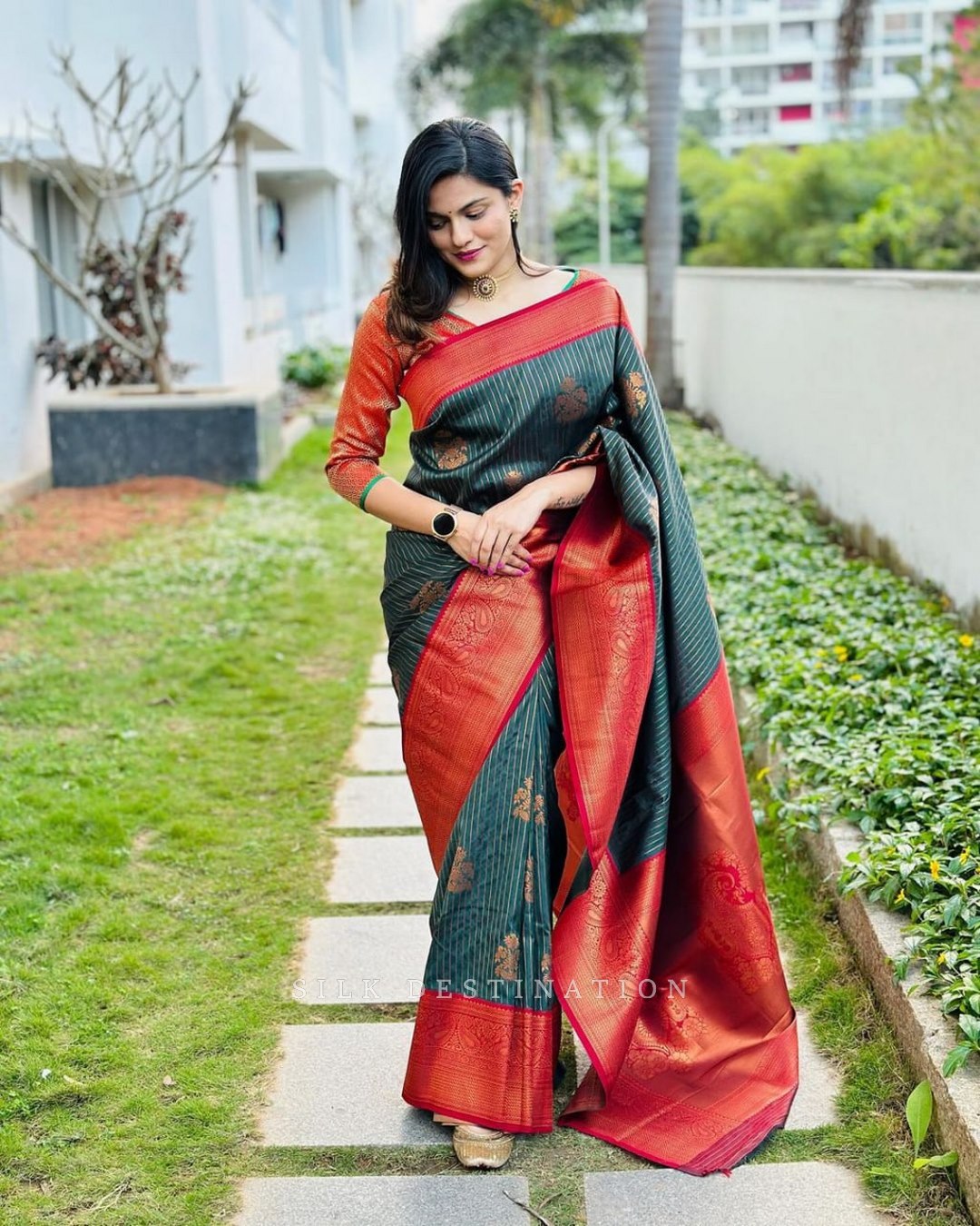 Celestial Elegance: Saree in Ocean Blue, Lined with Misty Gray, Adorned with Earthy Tan Designs, with a Vibrant Coral Pallu and Pallu Graceful Blush